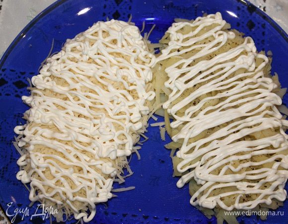 Филе отварить с морковью и порезать на кусочки. Форель порезать на кусочки. Картофель отварить в мундире, охладить, почистить и натереть на крупной терке. Сыр натереть на мелкой терке. Яйца сварить, почистить и натереть на мелкой терке. Морковь натереть на мелкой терке. Начинаем выкладывать сломи салат в форме шишек. Первую шишку делаем с форелью. Выкладываем слоями: сыр, майонез, форель, лук, майонез, яйцо, майонез.