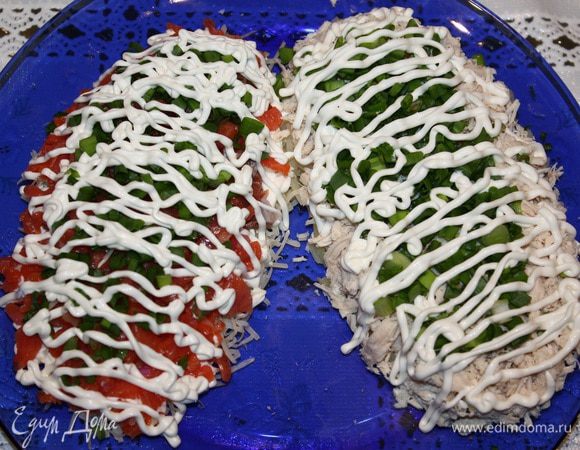 Вторую шишку делаем с куриным филе. Выкладываем слоями: картофель, соль, перец, майонез, филе, лук, майонез, морковь, яйцо, майонез.