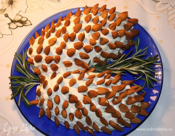 Теперь выкладываем миндаль и украшаем розмарином. Дать постоять 30-40 мину при комнатной температуре, чтобы салат пропитался. Приятного аппетита!