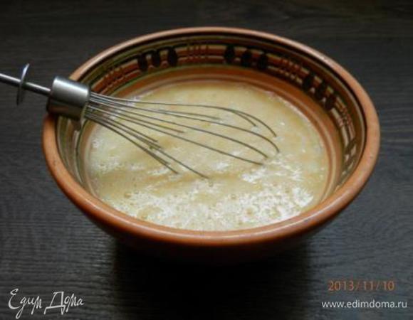 Три яйца взбиваем венчиком с молоком, добавляем по вкусу соль и черный перец.