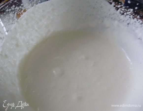 Взбить сметану с сахаром и ванилином миксером на небольшой скорости, должен получиться густой крем.