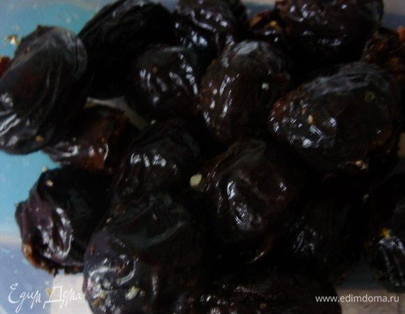 Нафаршировать чернослив грецкими орешками.