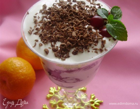 На дно бокалов выкладываем немного крема затем чернослив, затем опять крем. Украшаем все тертым шоколадом и ягодами. Ставим десерт в холодильник на минимум на 10-12 часов.
