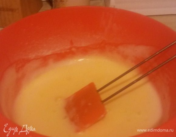 Я взбиваю белки и желтки отдельно, а потом смешиваю.