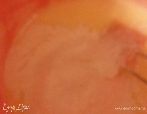 Добавляю просеянную муку и разрыхлитель