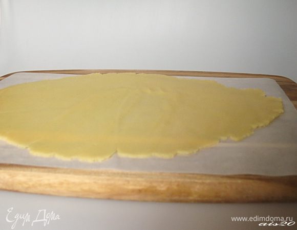 Полученное тесто раскатать между двумя листами пергамента как можно тоньше.
Убрать в морозильную камеру до полного замерзания.