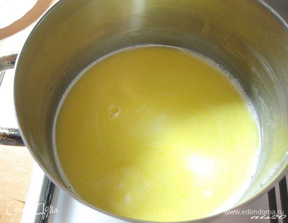 Приготовить заварное тесто.
225 мл молока, соль, сахар и масло выложить в кастрюлю, поставить на огонь и довести до кипения, помешивая.