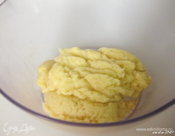 Затем всыпать сразу всю муку, предварительно просеяв через сито, заварить тесто, энергично перемешивая тесто.
Когда тесто начнет отставать от краев кастрюли, переложить его в чашу миксера и перемешивать лопаткой.