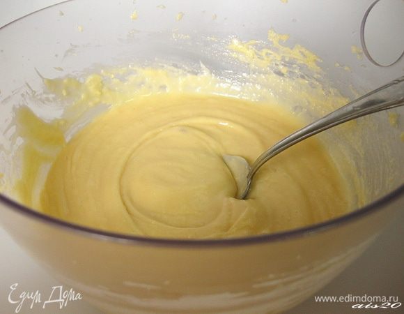 Не прекращая взбивания, небольшими порциями добавлять яйца, в конце влить оставшиеся 25 мл молока.