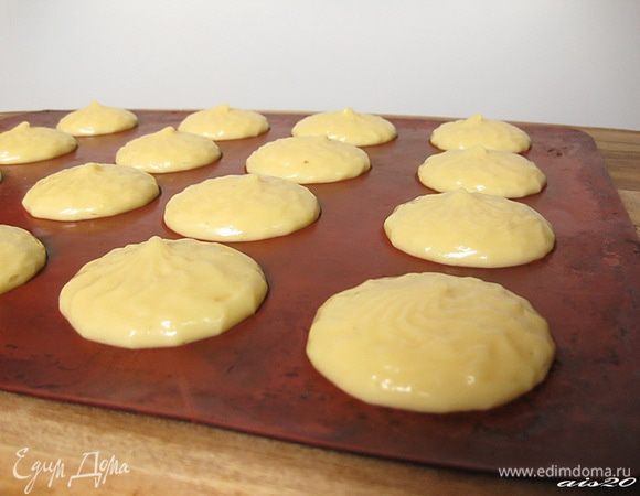 Получившееся тесто отсадить с помощью кондитерского мешка на застеленный пергаментом поднос на расстоянии 3 см друг от друга.