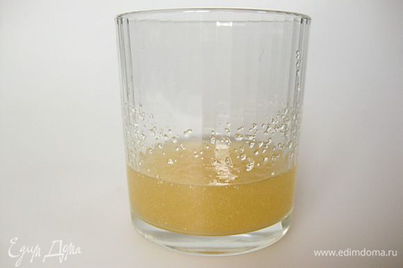 Приготовить карамельный крем. Желатин залить 1/4 стакана холодной воды. Оставить на 10-15 минут до набухания, а затем распустить на водяной бане или в микроволновой печи.