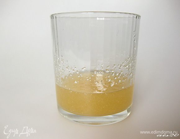 Приготовить карамельный крем.
Желатин залить 1/4 стакана холодной воды. Оставить на 10-15 минут до набухания, а затем распустить на водяной бане или в микроволновой печи.