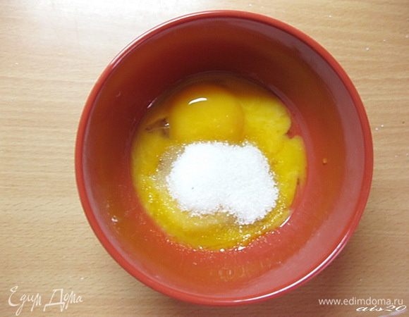 Смешать желтки, крахмал и ванильный сахар.
