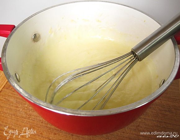 Постепенно ввести в горячее молоко, постоянно помешивая, чтобы не было комков.