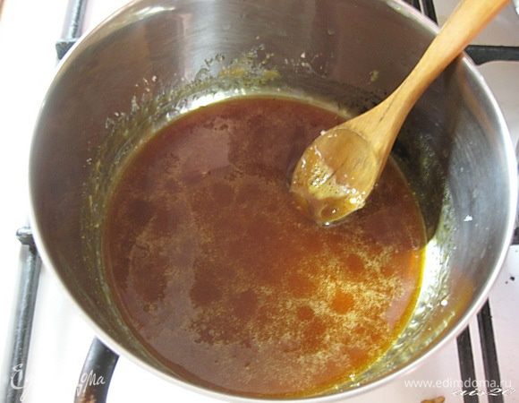 В сотейник всыпать сахар, карамелизовать.