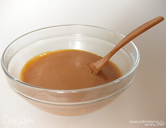 Соединить карамельную и желтковую массы, заварить на маленьком огне, постоянно помешивая, до загустения. Снять с огня.