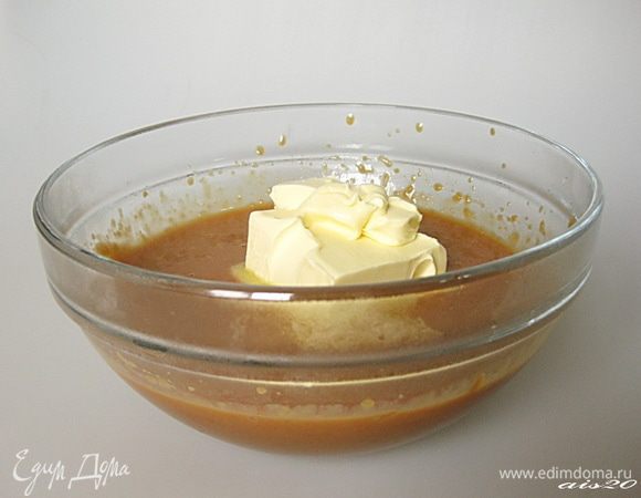 Добавить распущенный желатин, сливочное масло и соль.