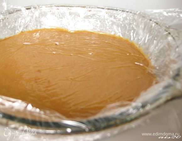 Взбить блендером и выложить в застеленную пленкой форму, сверху накрыть пленкой так, чтобы пленка касалась крема. Убрать в холодильник 1-1,5 часа.