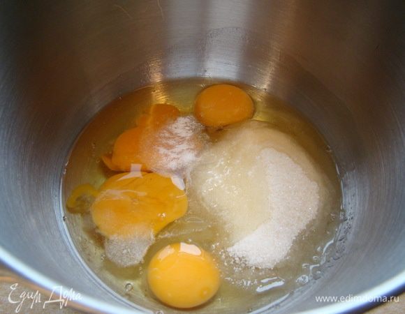 Начинаем с бисквита. Яйца, соль, сахар - ставим взбивать на высокой скорости минут 5-7.