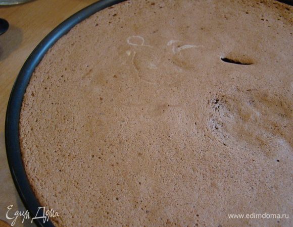 Выпекать при 175"С до готовности. Бисквит поднимается ровно! Перевернуть, остудить на решетке, разрезать на 2 коржа.