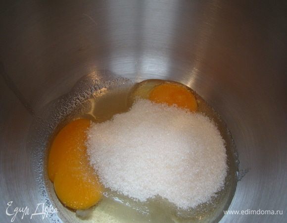 Для бисквитного печенья. Взбить яйца с сахаром.