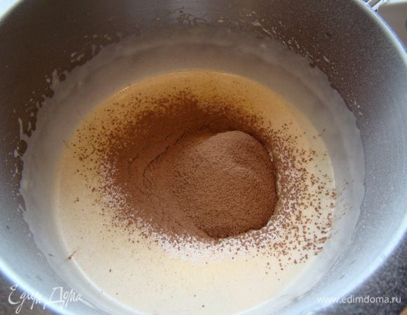 Просеять муку и какао - аккуратно размешать.