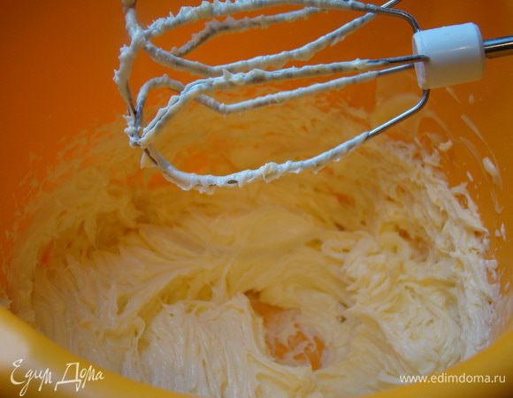 Крем. Взбить мягкое масло с сахаром до пышности и осветления массы.