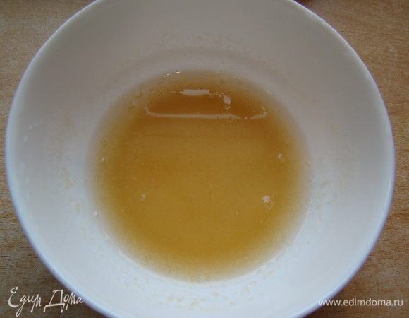 Желатин распустить в небольшом кол-ве воды.