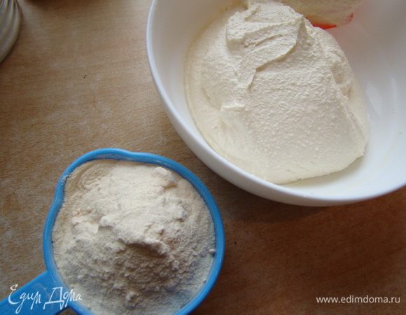 Творог (предварительно перетереть сквозь сито) смешать с сухим молоком.