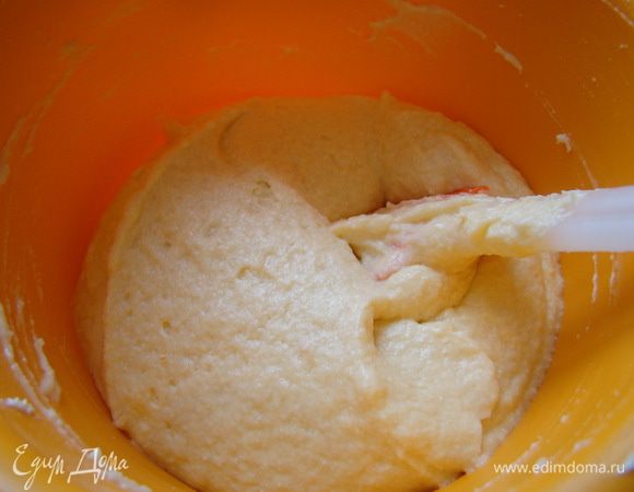 Соединить масло с творогом и желатином.