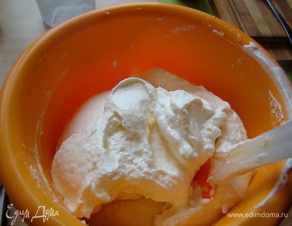 Взбить холодные сливки - перемешать с масляной смесью.