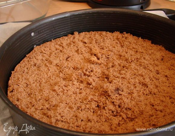 Корж поместить в форму, где выпекался бисквит. Выкладываем 1/3 крема.