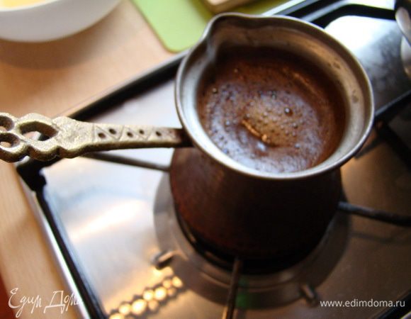 В это время сварить крепкий кофе с сахаром, смешать с алкоголем.