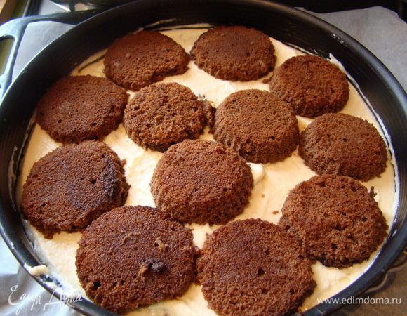 Брать половинки бисквитного печенья, окунать в кофе, выкладывать по всей поверхности торта, сверху покрыть еще 1/3 крема.