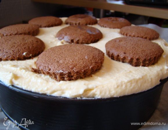 Накрываем вторым бисквитом (пропитать кофе), оставшимся кремом и печеньем (оставить сухим). Поставить в холодильник часа на 3-4 или ночь.