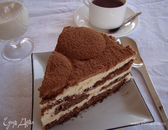 Снять тортовое кольцо, взбить немного (120-150 мл) жирных сливок, обмазать бока, сверху обильно посыпать торт какао. Приятного аппетита!