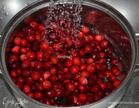 Ягоды промыть. Если клубника замороженная, разморозить. Натереть цедру лайма, апельсина и лимона, выжать из них сок.