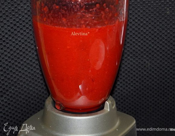 Перелить в блендер и взбить до однородной массы. 
Можно подавать сразу или для улучшения вкуса оставить на ночь.