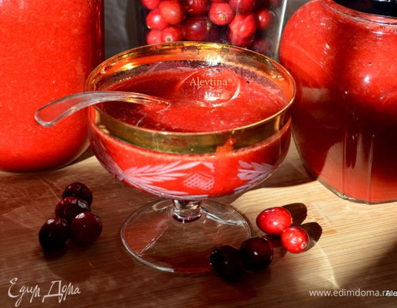 Я разливаю по чистым баночкам, храню в холодильнике. Использую для блюд и для праздника.