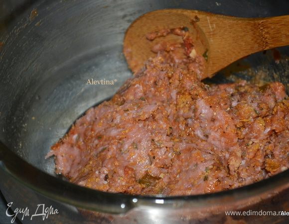 Перемешаем все тщательно для фрикаделек вместе в емкости:
1яйцо
1/2 стак. кукурузные хлопья в крошку или хлебная крошка
1/4 стак. кетчуп
1 стол.л соевый соус
1 стол.л петрушка сушеная
1 стол.л луковая специя или свежая мален. луковица
1/4 ч.л черный перец
500 г фарш индюшачий.
