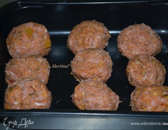 Сформируем средние шарики. Выкладываем на блюдо и ставим в заморозку на 1 час. Или можно сразу использовать.
Затем выкладываем на противень или жаропрочное блюдо и отправляем в разогретую духовку на 180 гр . на 25- 30 мин.