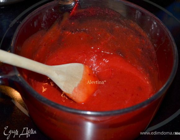 В кастрюльке смешаем кетчуп 1/2 стак. ,готовый клюквенный соус 1/2 стак., коричневый сахар 1 стол.л и лимонный сок 1ч.л. Поставим на медленный  огонь и помешиваем несколько минут. Снять с огня.