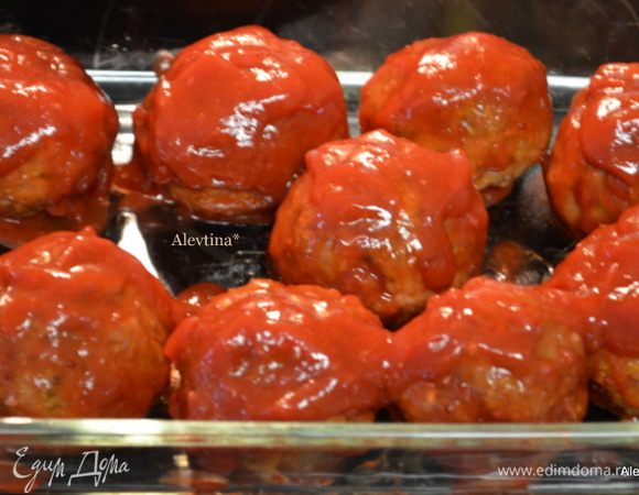 Достанем из духовки фрикадельки и каждую окунаем в соус , выкладываем назад на противень или в жаропрочную емкость. Вернуть в духовку на 10 мин.