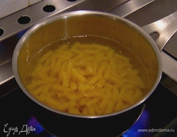 Макароны отварить в подсоленной воде согласно инструкции на упаковке, затем воду слить.