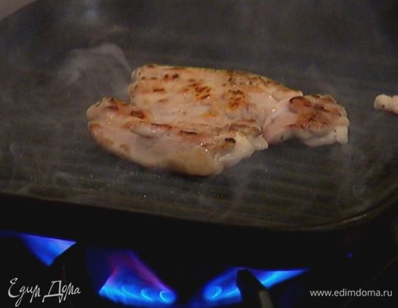 Разогреть сковороду-гриль и обжаривать мясо по 3–4 минуты с каждой стороны.