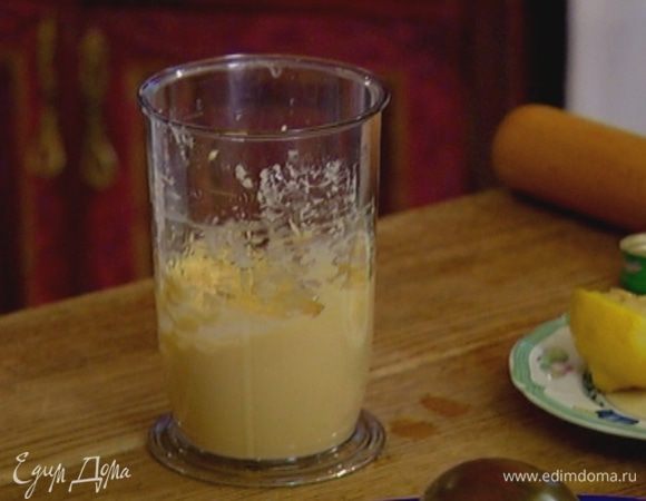 Приготовить майонез: желток соединить с горчицей, 1 ч. ложкой лимонного сока и солью и взбивать миксером, тонкой струйкой вливая оливковое масло. В самом конце влить еще 1 ч. ложку лимонного сока, добавить оливковое масло Extra Virgin и взбить еще немного.