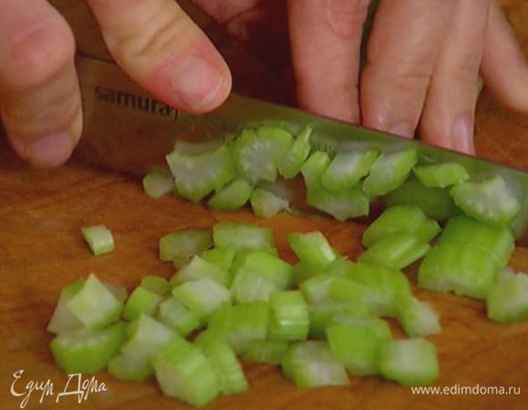 Сельдерей и огурец нарезать мелкими кубиками.