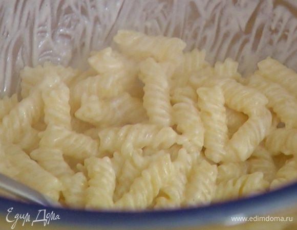 В горячие макароны добавить 1 ст. ложку майонеза, простоквашу и перемешать.