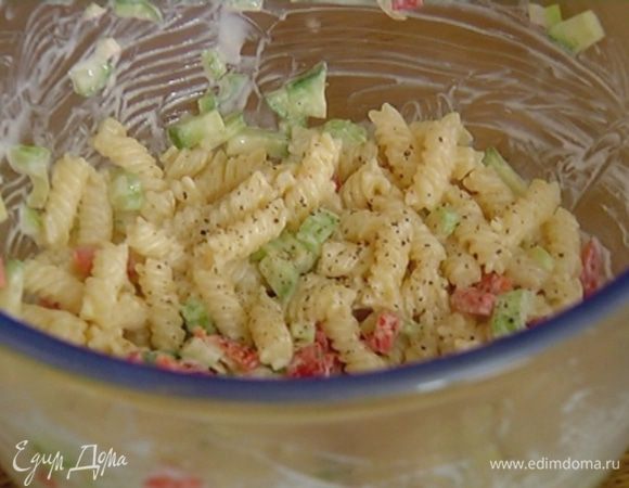 Соединить макароны с сельдереем, огурцом, сладким перцем, чесноком и петрушкой, посолить, поперчить и еще раз все перемешать. 