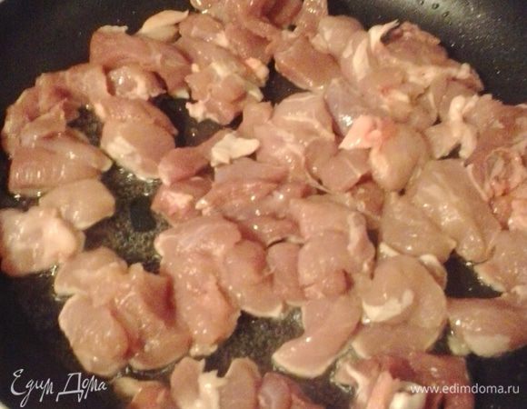 Свинину нарезаем небольшим кубиком. Наливаем на большую сковороду растительное масло и доводим до кипения. Обжариваем на нем свинину минут 5.